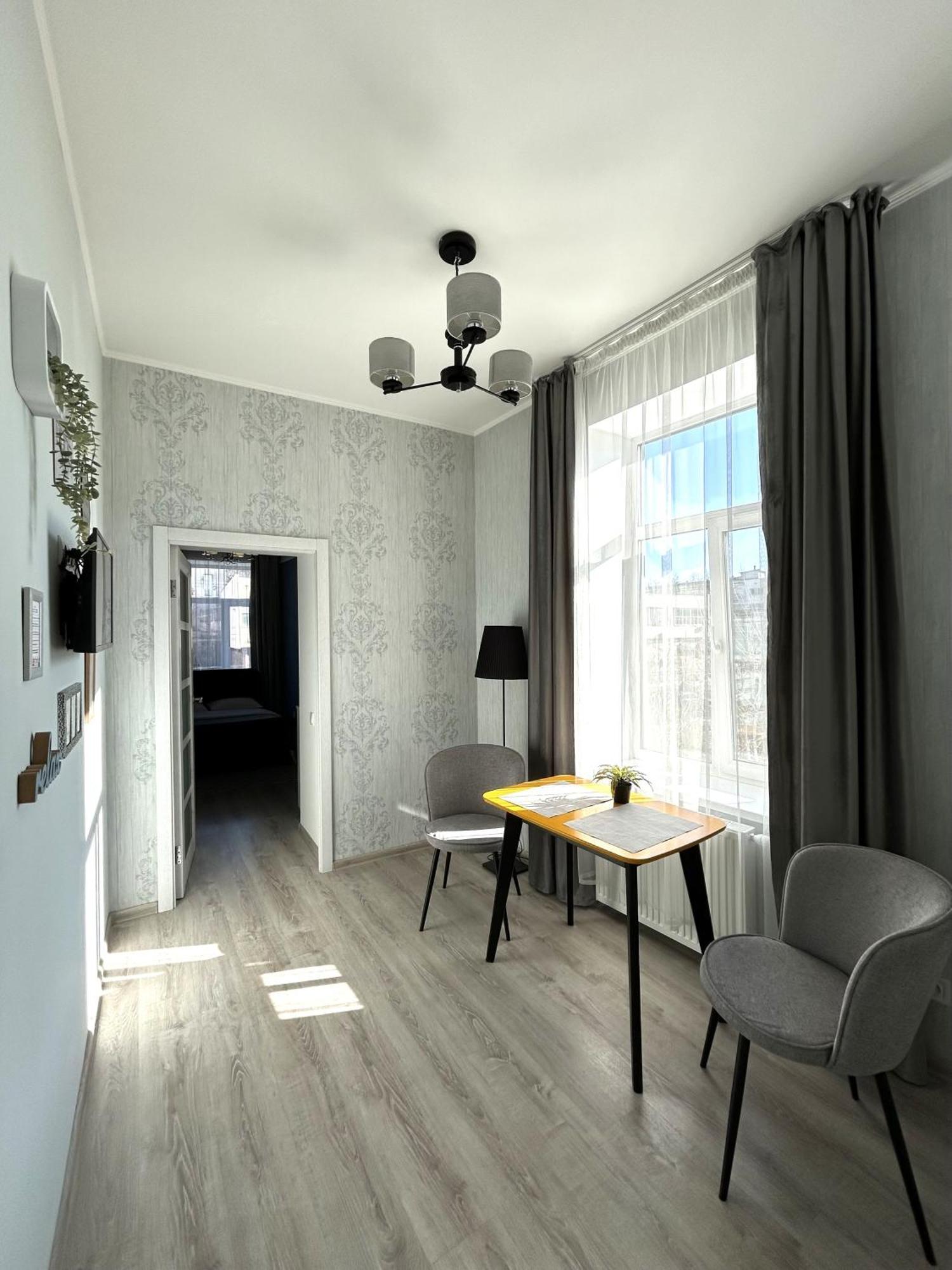 Romantic Apartment In The Сity Сenter リヴィウ エクステリア 写真